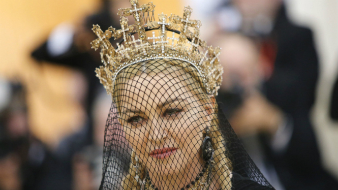 Madonna pakai headpiece Rinaldy Yunardi.