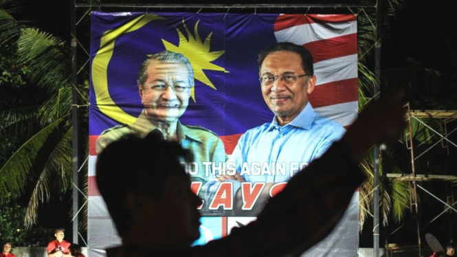 Poster Mahathir Mohamad dan Anwar Ibrahim dipampang di Langkawi, Malaysia, 15 April lalu. Mahathir dan Anwar dulu berstatus sebagai perdana menteri dan wakil perdana menteri sebelum Anwar kemudian dipecat pada 1998 dan dituduh melakukan korupsi. - MOHD RA