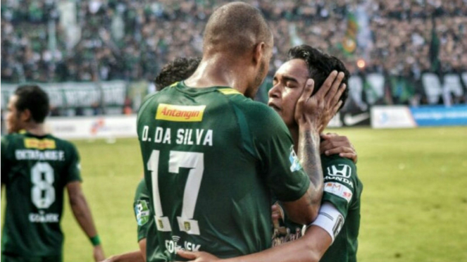 Pemain Persebaya, Misbakus Solikin, saat merayakan gol bersama David da Silva