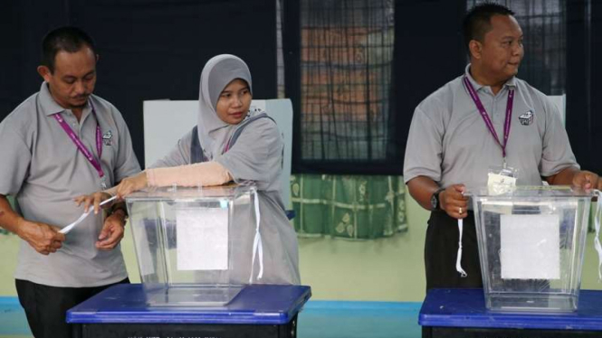 Petugas Pemilu Malaysia menyiapkan kotak suara