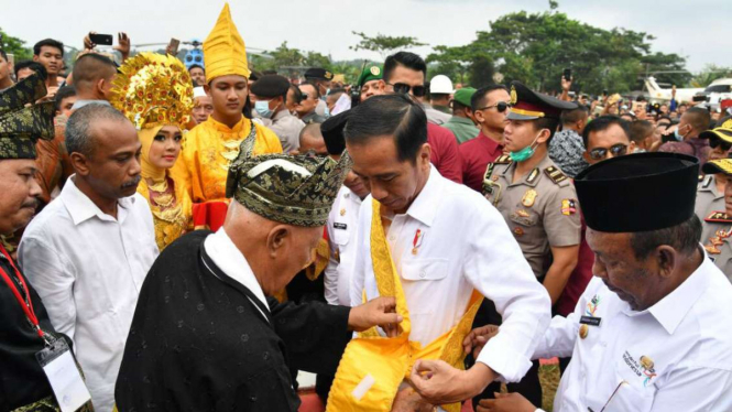 Presiden Joko Widodo sebelum lakukan replanting kelapa sawit.