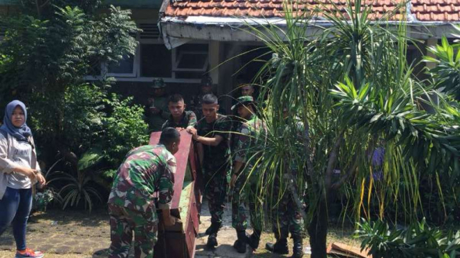 Aparat TNI mengangkat barang saat eksekusi rumah dinas di Perumahan Kodam Jaya