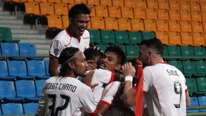 Para pemain Persija Jakarta merayakan gol Ramdani Lestaluhu (kedua dari kiri)