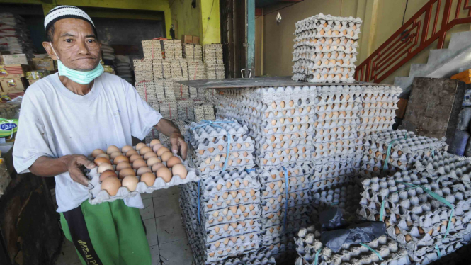 Pedagang menata telur ayam di Jalan Kabupaten, Pamekasan, Jawa Timur