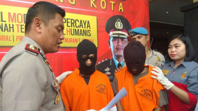 Polisi memperlihatkan tersangka dan barang bukti pencabulan terhadap bocah di Markas Polres Kota Malang pada Rabu, 9 Mei 2018.