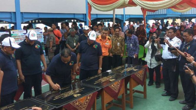 Gubernur DKI Jakarta Anies Baswedan meresmikan 8 sekolah yang telah direnovasi