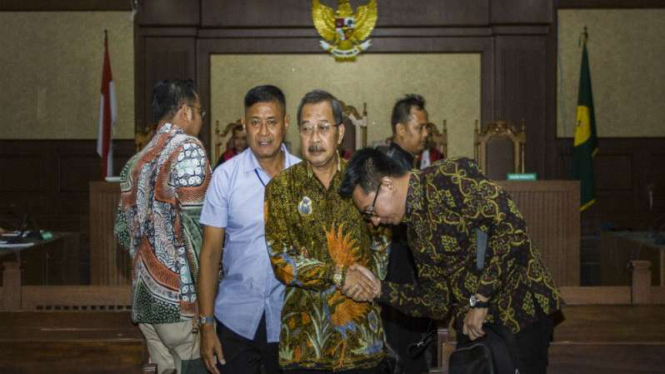 Terdakwa kasus suap Hakim Pengadilan Tinggi Manado, Sudi Wardono (tengah)  