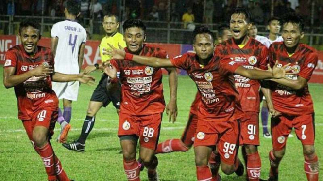 Para pemain Semen Padang merayakan gol