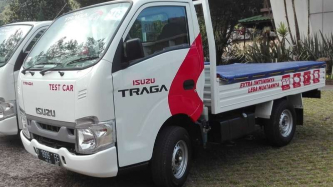 Isuzu Traga dites puluhan awak media.