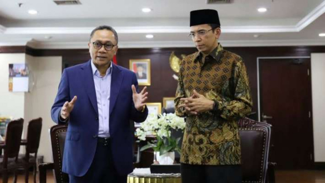 Ketua MPR Zulkifli Hasan dan Gubernur NTB Muhammad Zainul Majdi atau Tuan Guru Bajang (kanan).