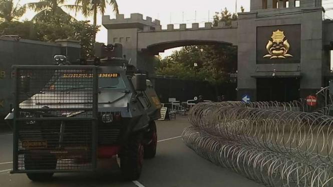 Kendaraan taktis Baracuda disiagakan di depan pintu gerbang Markas Komando Brimob.