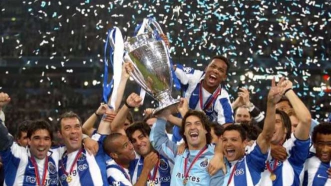 FC Porto juara Liga Champions 2003-04.