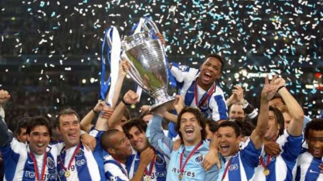 FC Porto juara Liga Champions 2003-04.