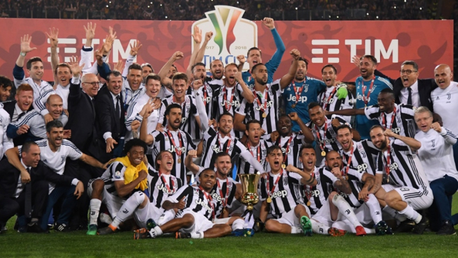 Pemain Juventus merayakan gelar juara Coppa Italia