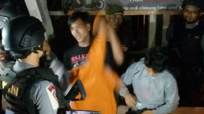 Dua pemuda mabuk ditangkap polisi karena menerobos penjagaan aparat di Markas Komando Brimob di Depok, Jawa Barat, pada Kamis dini hari, 10 Mei 2018.
