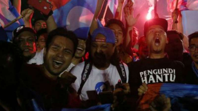 Pendukung Pakatan Harapan merayakan kemenangan di Petaling Jaya, Kuala Lumpur.