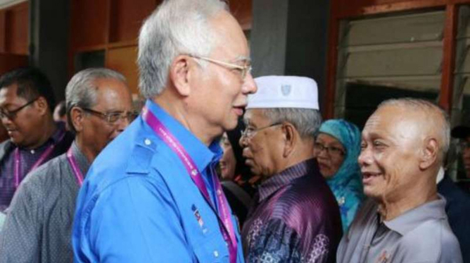 Najib Razak menyalami para pemilih di tempat pemungutan suara