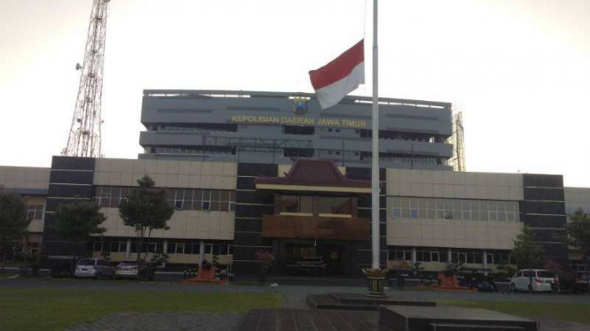 Pengibaran bendera Merah Putih setengah tiang di Markas Polda Jawa Timur di Surabaya pada Kamis, 10 Mei 2018.