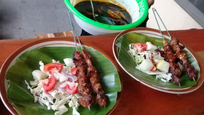 Sajian sate klatak dengan bungkus daun pisang.