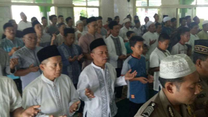 Warga Tangerang lakukan salat Gaib untuk doakan 5 polisi yang gugur.