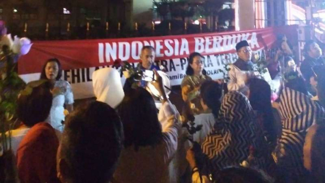 Doa bersama di depan Mabes Polri.