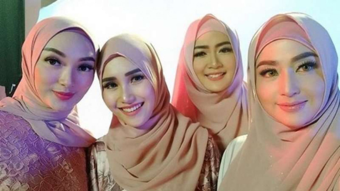 Dewi Perssik, Vega Darwanti, Zaskia Gotik dan Ayu Ting Ting pakai hijab