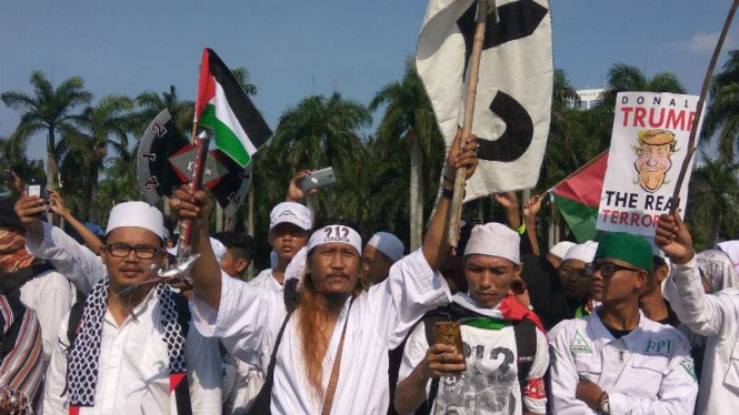 Seorang pria memakai kostum seperti Wiro Sableng, dalam Aksi Bela Palestina