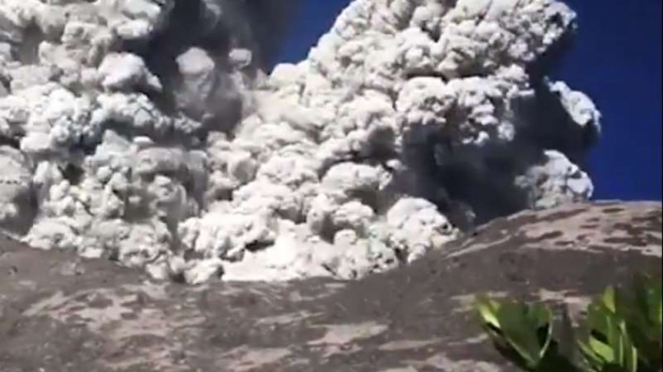 Pendaki merekam letusan Gunung Merapi