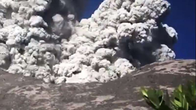 Pendaki merekam letusan Gunung Merapi