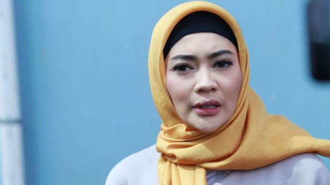 Indah Dewi Pertiwi berhijab