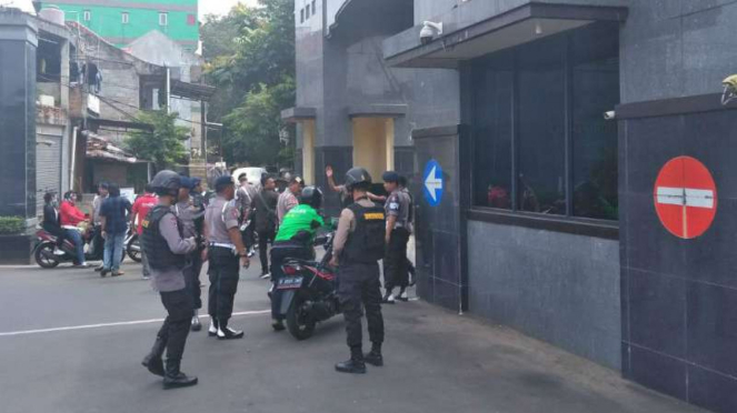 Petugas melakukan razia di depan Asrama Brimob, Kelapa Dua, Depok.