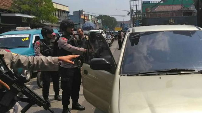 Petugas melakukan razia di depan Mako Brimob, Kelapa Dua, Depok.