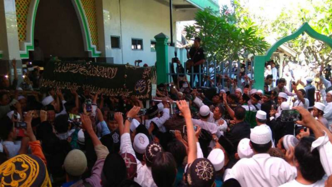 Ribuan warga menyemut saat proses pemakaman KH Soleh Qosim  