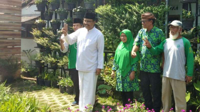 Calon gubernur Jawa Timur, Saifullah Yusuf alias Gus Ipul, mengunjungi kampung Glintung Go Green di Kota Malang pada Jumat, 11 Mei 2018.