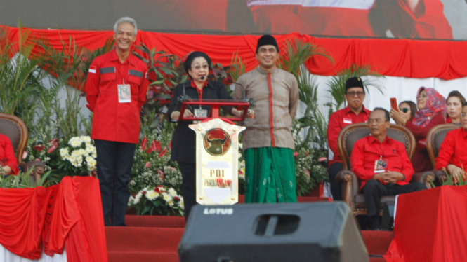 Ketua Umum PDIP Megawati Soekarnoputri bersama Cagub dan Cawagub Jateng