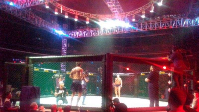 Suasana duel MMA bertajuk Brave 12