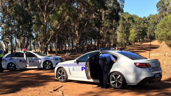 Polisi di lokasi kejadian di Osmington, dekat Margaret River di Australia Barat.