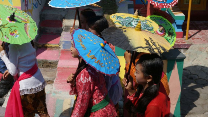 Payung lukis di Kampung Ragam Warna