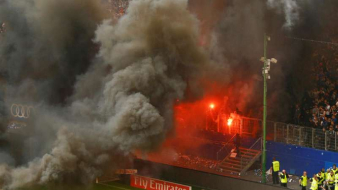 Fans Hamburg SV menyalakan flare.
