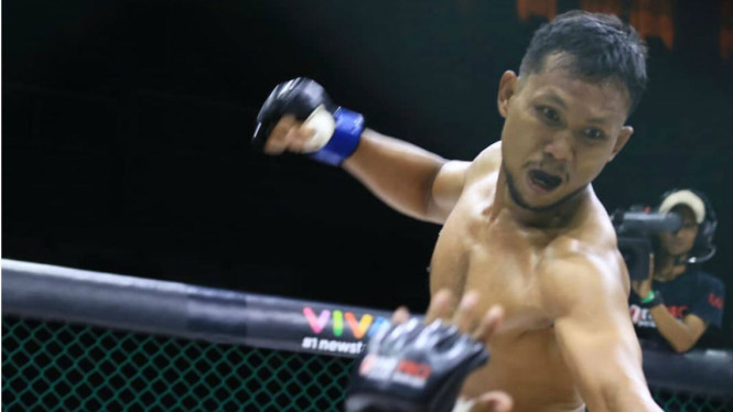 Pukulan Bertubi-tubi Wicaksono Bikin Abdul Tak Berdaya – Viva