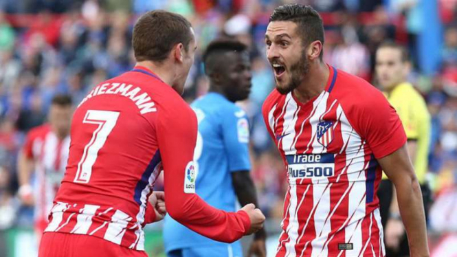 Antoine Griezmann dan Koke rayakan gol Atletico Madrid.