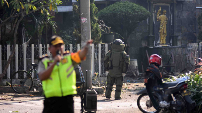 Petugas Penjinak Bom (Jibom) melakukan identifikasi ledakan di Gereja Katolik Santa Maria Tak Bercela di Surabaya.