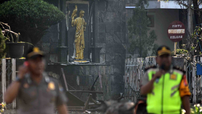 Polisi bersiaga di sekitar lokasi ledakan di Gereja Katolik Santa Maria Tak Bercela