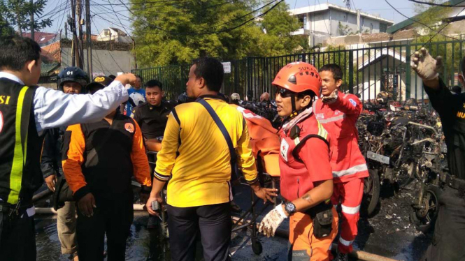 Petugas dari PMI mengevakuasi korban yang berada di tiga lokasi ledakan gereja di Surabaya