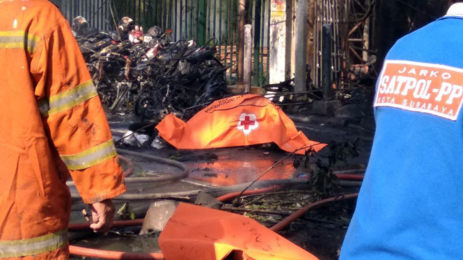 Petugas dari PMI mengevakuasi korban yang berada di tiga lokasi ledakan gereja di Surabaya