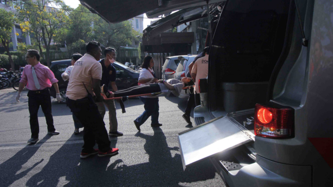 Evakuasi korban ledakan bom bunuh diri di tiga gereja Surabaya
