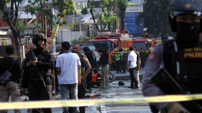 Ilustrasi polisi menjaga gereja.