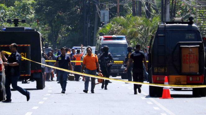 Olah TKP di lokasi ledakan bom bunuh diri di tiga gereja Surabaya