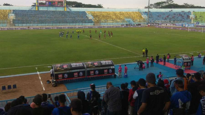 Mengheningkan cipta di Stadion Kanjuruhan, Malang