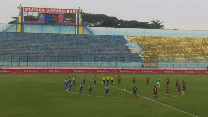 Mengheningkan cipta di Stadion Kanjuruhan, Malang